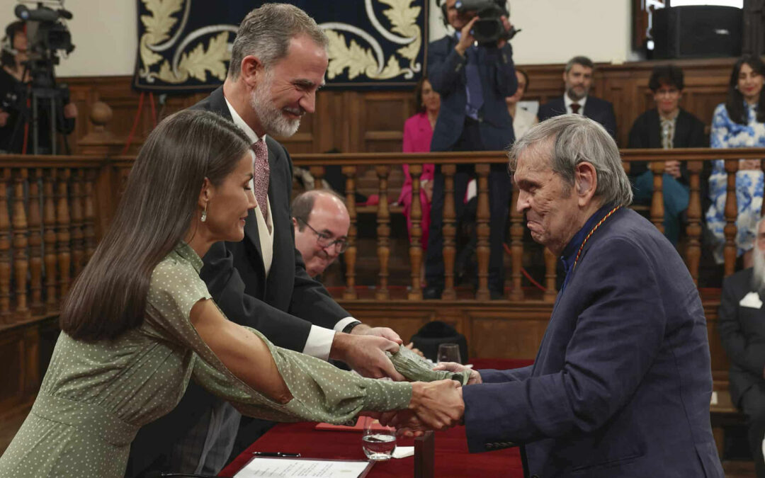 El poeta venezolano Rafael Cadenas recibió el premio Miguel de Cervantes